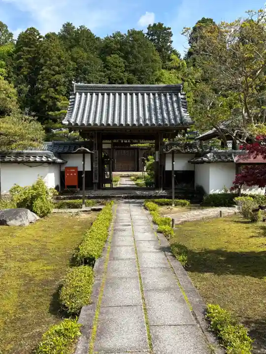 大池寺の{uncategorized: "未分類", other: "その他", undefined: "問題あり", building: "その他建物", grave: "お墓", sacred_gate: "鳥居", guardian: "狛犬", statue: "像", buddha: "仏像", history: "歴史", nature: "自然", garden: "庭園", animal: "動物", pagoda: "塔", temizu: "手水舎", mountain_gate: "山門・神門", sanctuary: "本殿・本堂", subordinate: "末社・摂社", art: "芸術", scenery: "景色", jizo: "地蔵", ema: "絵馬", goshuin: "御朱印", omikuji: "おみくじ", items: "授与品その他", amulet: "お守り", goshuincho: "御朱印帳", eats: "食事", festival: "お祭り", votive_dance: "神楽", shichigosan: "七五三参", wedding: "結婚式", experience: "体験その他", initially: "初詣", around: "周辺", anti_infection: "感染症対策"}