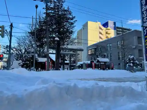 北海道神宮頓宮の{uncategorized: "未分類", other: "その他", undefined: "問題あり", building: "その他建物", grave: "お墓", sacred_gate: "鳥居", guardian: "狛犬", statue: "像", buddha: "仏像", history: "歴史", nature: "自然", garden: "庭園", animal: "動物", pagoda: "塔", temizu: "手水舎", mountain_gate: "山門・神門", sanctuary: "本殿・本堂", subordinate: "末社・摂社", art: "芸術", scenery: "景色", jizo: "地蔵", ema: "絵馬", goshuin: "御朱印", omikuji: "おみくじ", items: "授与品その他", amulet: "お守り", goshuincho: "御朱印帳", eats: "食事", festival: "お祭り", votive_dance: "神楽", shichigosan: "七五三参", wedding: "結婚式", experience: "体験その他", initially: "初詣", around: "周辺", anti_infection: "感染症対策"}