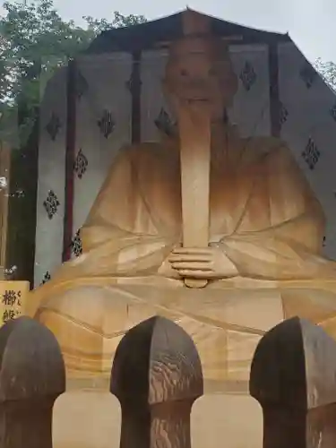 須賀神社の像