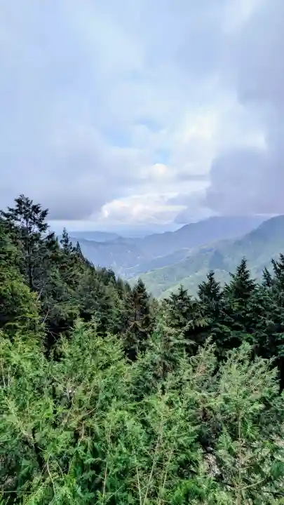三峯神社の{uncategorized: "未分類", other: "その他", undefined: "問題あり", building: "その他建物", grave: "お墓", sacred_gate: "鳥居", guardian: "狛犬", statue: "像", buddha: "仏像", history: "歴史", nature: "自然", garden: "庭園", animal: "動物", pagoda: "塔", temizu: "手水舎", mountain_gate: "山門・神門", sanctuary: "本殿・本堂", subordinate: "末社・摂社", art: "芸術", scenery: "景色", jizo: "地蔵", ema: "絵馬", goshuin: "御朱印", omikuji: "おみくじ", items: "授与品その他", amulet: "お守り", goshuincho: "御朱印帳", eats: "食事", festival: "お祭り", votive_dance: "神楽", shichigosan: "七五三参", wedding: "結婚式", experience: "体験その他", initially: "初詣", around: "周辺", anti_infection: "感染症対策"}