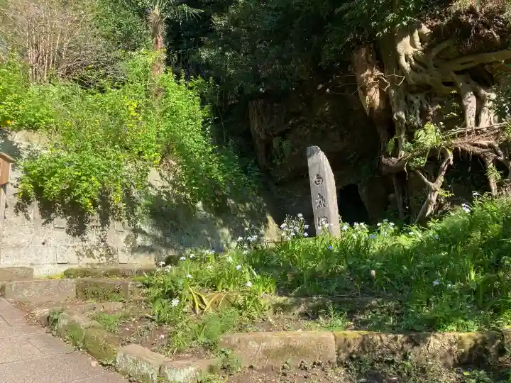 円覚寺の{uncategorized: "未分類", other: "その他", undefined: "問題あり", building: "その他建物", grave: "お墓", sacred_gate: "鳥居", guardian: "狛犬", statue: "像", buddha: "仏像", history: "歴史", nature: "自然", garden: "庭園", animal: "動物", pagoda: "塔", temizu: "手水舎", mountain_gate: "山門・神門", sanctuary: "本殿・本堂", subordinate: "末社・摂社", art: "芸術", scenery: "景色", jizo: "地蔵", ema: "絵馬", goshuin: "御朱印", omikuji: "おみくじ", items: "授与品その他", amulet: "お守り", goshuincho: "御朱印帳", eats: "食事", festival: "お祭り", votive_dance: "神楽", shichigosan: "七五三参", wedding: "結婚式", experience: "体験その他", initially: "初詣", around: "周辺", anti_infection: "感染症対策"}