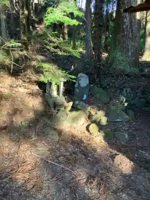 入粟野日光神社の{uncategorized: "未分類", other: "その他", undefined: "問題あり", building: "その他建物", grave: "お墓", sacred_gate: "鳥居", guardian: "狛犬", statue: "像", buddha: "仏像", history: "歴史", nature: "自然", garden: "庭園", animal: "動物", pagoda: "塔", temizu: "手水舎", mountain_gate: "山門・神門", sanctuary: "本殿・本堂", subordinate: "末社・摂社", art: "芸術", scenery: "景色", jizo: "地蔵", ema: "絵馬", goshuin: "御朱印", omikuji: "おみくじ", items: "授与品その他", amulet: "お守り", goshuincho: "御朱印帳", eats: "食事", festival: "お祭り", votive_dance: "神楽", shichigosan: "七五三参", wedding: "結婚式", experience: "体験その他", initially: "初詣", around: "周辺", anti_infection: "感染症対策"}