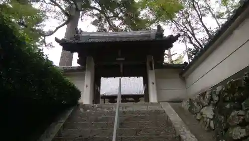 聞法院大念寺の山門