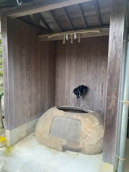 久奈子神社の{uncategorized: "未分類", other: "その他", undefined: "問題あり", building: "その他建物", grave: "お墓", sacred_gate: "鳥居", guardian: "狛犬", statue: "像", buddha: "仏像", history: "歴史", nature: "自然", garden: "庭園", animal: "動物", pagoda: "塔", temizu: "手水舎", mountain_gate: "山門・神門", sanctuary: "本殿・本堂", subordinate: "末社・摂社", art: "芸術", scenery: "景色", jizo: "地蔵", ema: "絵馬", goshuin: "御朱印", omikuji: "おみくじ", items: "授与品その他", amulet: "お守り", goshuincho: "御朱印帳", eats: "食事", festival: "お祭り", votive_dance: "神楽", shichigosan: "七五三参", wedding: "結婚式", experience: "体験その他", initially: "初詣", around: "周辺", anti_infection: "感染症対策"}