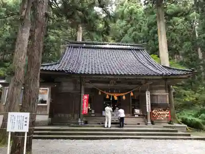 雄山神社中宮祈願殿の本殿・本堂