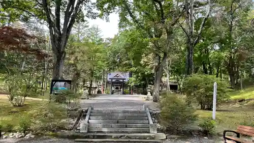 義經神社の庭園