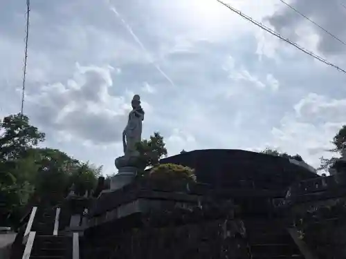 泉蔵寺の{uncategorized: "未分類", other: "その他", undefined: "問題あり", building: "その他建物", grave: "お墓", sacred_gate: "鳥居", guardian: "狛犬", statue: "像", buddha: "仏像", history: "歴史", nature: "自然", garden: "庭園", animal: "動物", pagoda: "塔", temizu: "手水舎", mountain_gate: "山門・神門", sanctuary: "本殿・本堂", subordinate: "末社・摂社", art: "芸術", scenery: "景色", jizo: "地蔵", ema: "絵馬", goshuin: "御朱印", omikuji: "おみくじ", items: "授与品その他", amulet: "お守り", goshuincho: "御朱印帳", eats: "食事", festival: "お祭り", votive_dance: "神楽", shichigosan: "七五三参", wedding: "結婚式", experience: "体験その他", initially: "初詣", around: "周辺", anti_infection: "感染症対策"}