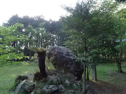 御間都比古神社の庭園