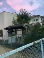 西高山町公民館の社の周辺