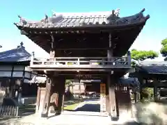 満性寺の山門