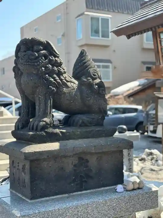 札幌諏訪神社の{uncategorized: "未分類", other: "その他", undefined: "問題あり", building: "その他建物", grave: "お墓", sacred_gate: "鳥居", guardian: "狛犬", statue: "像", buddha: "仏像", history: "歴史", nature: "自然", garden: "庭園", animal: "動物", pagoda: "塔", temizu: "手水舎", mountain_gate: "山門・神門", sanctuary: "本殿・本堂", subordinate: "末社・摂社", art: "芸術", scenery: "景色", jizo: "地蔵", ema: "絵馬", goshuin: "御朱印", omikuji: "おみくじ", items: "授与品その他", amulet: "お守り", goshuincho: "御朱印帳", eats: "食事", festival: "お祭り", votive_dance: "神楽", shichigosan: "七五三参", wedding: "結婚式", experience: "体験その他", initially: "初詣", around: "周辺", anti_infection: "感染症対策"}