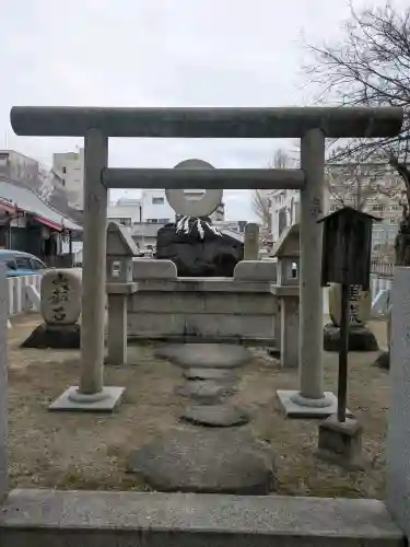久保神社の{uncategorized: "未分類", other: "その他", undefined: "問題あり", building: "その他建物", grave: "お墓", sacred_gate: "鳥居", guardian: "狛犬", statue: "像", buddha: "仏像", history: "歴史", nature: "自然", garden: "庭園", animal: "動物", pagoda: "塔", temizu: "手水舎", mountain_gate: "山門・神門", sanctuary: "本殿・本堂", subordinate: "末社・摂社", art: "芸術", scenery: "景色", jizo: "地蔵", ema: "絵馬", goshuin: "御朱印", omikuji: "おみくじ", items: "授与品その他", amulet: "お守り", goshuincho: "御朱印帳", eats: "食事", festival: "お祭り", votive_dance: "神楽", shichigosan: "七五三参", wedding: "結婚式", experience: "体験その他", initially: "初詣", around: "周辺", anti_infection: "感染症対策"}