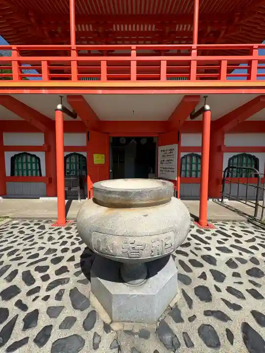 青岸渡寺の{uncategorized: "未分類", other: "その他", undefined: "問題あり", building: "その他建物", grave: "お墓", sacred_gate: "鳥居", guardian: "狛犬", statue: "像", buddha: "仏像", history: "歴史", nature: "自然", garden: "庭園", animal: "動物", pagoda: "塔", temizu: "手水舎", mountain_gate: "山門・神門", sanctuary: "本殿・本堂", subordinate: "末社・摂社", art: "芸術", scenery: "景色", jizo: "地蔵", ema: "絵馬", goshuin: "御朱印", omikuji: "おみくじ", items: "授与品その他", amulet: "お守り", goshuincho: "御朱印帳", eats: "食事", festival: "お祭り", votive_dance: "神楽", shichigosan: "七五三参", wedding: "結婚式", experience: "体験その他", initially: "初詣", around: "周辺", anti_infection: "感染症対策"}