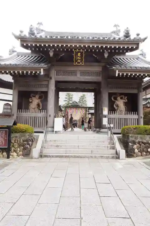 秋葉總本殿可睡斎の山門・神門