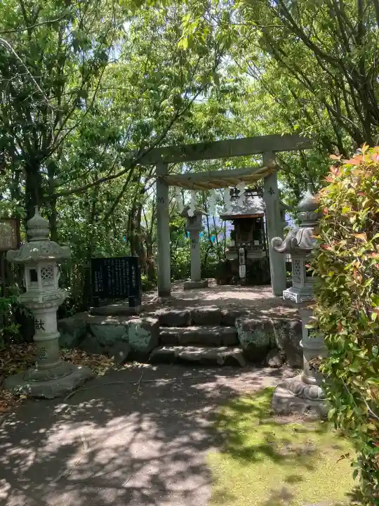 美具久留御魂神社の{uncategorized: "未分類", other: "その他", undefined: "問題あり", building: "その他建物", grave: "お墓", sacred_gate: "鳥居", guardian: "狛犬", statue: "像", buddha: "仏像", history: "歴史", nature: "自然", garden: "庭園", animal: "動物", pagoda: "塔", temizu: "手水舎", mountain_gate: "山門・神門", sanctuary: "本殿・本堂", subordinate: "末社・摂社", art: "芸術", scenery: "景色", jizo: "地蔵", ema: "絵馬", goshuin: "御朱印", omikuji: "おみくじ", items: "授与品その他", amulet: "お守り", goshuincho: "御朱印帳", eats: "食事", festival: "お祭り", votive_dance: "神楽", shichigosan: "七五三参", wedding: "結婚式", experience: "体験その他", initially: "初詣", around: "周辺", anti_infection: "感染症対策"}