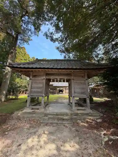 六所神社の{uncategorized: "未分類", other: "その他", undefined: "問題あり", building: "その他建物", grave: "お墓", sacred_gate: "鳥居", guardian: "狛犬", statue: "像", buddha: "仏像", history: "歴史", nature: "自然", garden: "庭園", animal: "動物", pagoda: "塔", temizu: "手水舎", mountain_gate: "山門・神門", sanctuary: "本殿・本堂", subordinate: "末社・摂社", art: "芸術", scenery: "景色", jizo: "地蔵", ema: "絵馬", goshuin: "御朱印", omikuji: "おみくじ", items: "授与品その他", amulet: "お守り", goshuincho: "御朱印帳", eats: "食事", festival: "お祭り", votive_dance: "神楽", shichigosan: "七五三参", wedding: "結婚式", experience: "体験その他", initially: "初詣", around: "周辺", anti_infection: "感染症対策"}