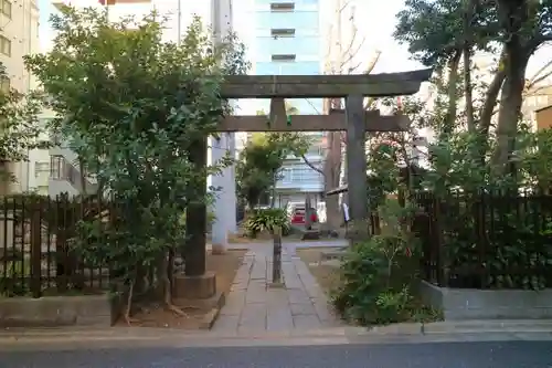 新橋鹽竃神社の鳥居