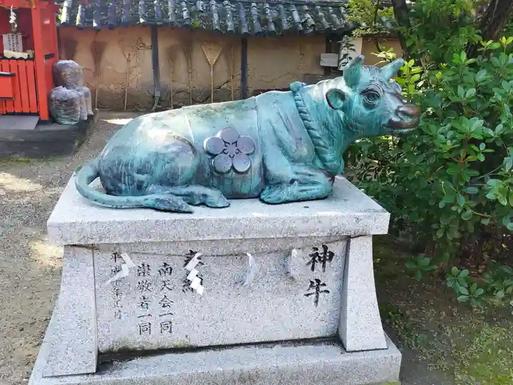 片埜神社の像