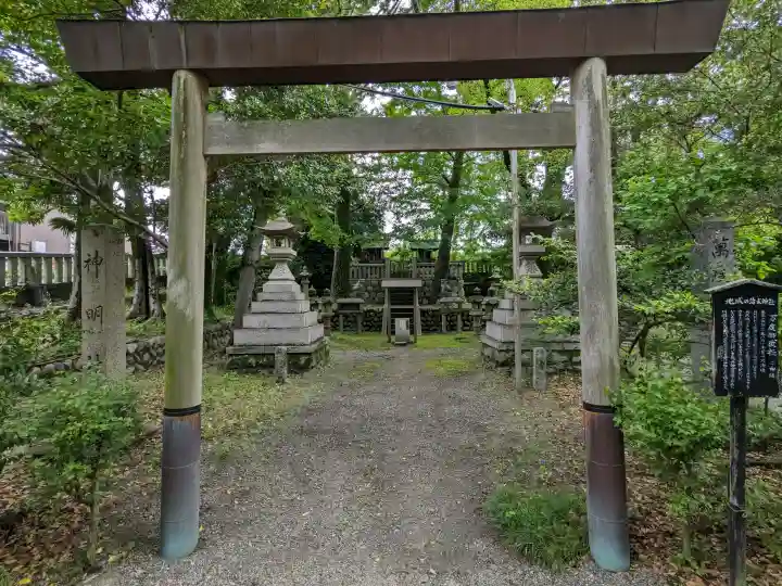 若宮神明社の{uncategorized: "未分類", other: "その他", undefined: "問題あり", building: "その他建物", grave: "お墓", sacred_gate: "鳥居", guardian: "狛犬", statue: "像", buddha: "仏像", history: "歴史", nature: "自然", garden: "庭園", animal: "動物", pagoda: "塔", temizu: "手水舎", mountain_gate: "山門・神門", sanctuary: "本殿・本堂", subordinate: "末社・摂社", art: "芸術", scenery: "景色", jizo: "地蔵", ema: "絵馬", goshuin: "御朱印", omikuji: "おみくじ", items: "授与品その他", amulet: "お守り", goshuincho: "御朱印帳", eats: "食事", festival: "お祭り", votive_dance: "神楽", shichigosan: "七五三参", wedding: "結婚式", experience: "体験その他", initially: "初詣", around: "周辺", anti_infection: "感染症対策"}