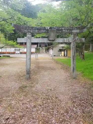 皆沢八幡宮本殿の鳥居