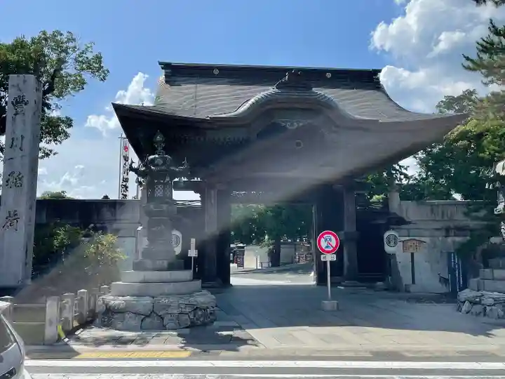 豊川閣 妙厳寺の山門・神門