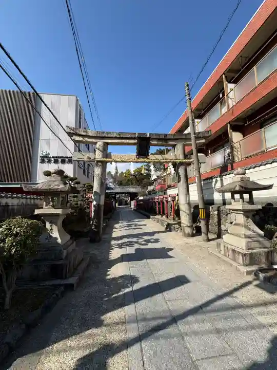 茨木神社の{uncategorized: "未分類", other: "その他", undefined: "問題あり", building: "その他建物", grave: "お墓", sacred_gate: "鳥居", guardian: "狛犬", statue: "像", buddha: "仏像", history: "歴史", nature: "自然", garden: "庭園", animal: "動物", pagoda: "塔", temizu: "手水舎", mountain_gate: "山門・神門", sanctuary: "本殿・本堂", subordinate: "末社・摂社", art: "芸術", scenery: "景色", jizo: "地蔵", ema: "絵馬", goshuin: "御朱印", omikuji: "おみくじ", items: "授与品その他", amulet: "お守り", goshuincho: "御朱印帳", eats: "食事", festival: "お祭り", votive_dance: "神楽", shichigosan: "七五三参", wedding: "結婚式", experience: "体験その他", initially: "初詣", around: "周辺", anti_infection: "感染症対策"}