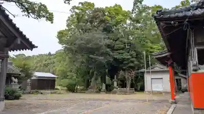 岩崎神社の庭園