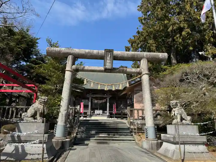 鳥屋神社の{uncategorized: "未分類", other: "その他", undefined: "問題あり", building: "その他建物", grave: "お墓", sacred_gate: "鳥居", guardian: "狛犬", statue: "像", buddha: "仏像", history: "歴史", nature: "自然", garden: "庭園", animal: "動物", pagoda: "塔", temizu: "手水舎", mountain_gate: "山門・神門", sanctuary: "本殿・本堂", subordinate: "末社・摂社", art: "芸術", scenery: "景色", jizo: "地蔵", ema: "絵馬", goshuin: "御朱印", omikuji: "おみくじ", items: "授与品その他", amulet: "お守り", goshuincho: "御朱印帳", eats: "食事", festival: "お祭り", votive_dance: "神楽", shichigosan: "七五三参", wedding: "結婚式", experience: "体験その他", initially: "初詣", around: "周辺", anti_infection: "感染症対策"}