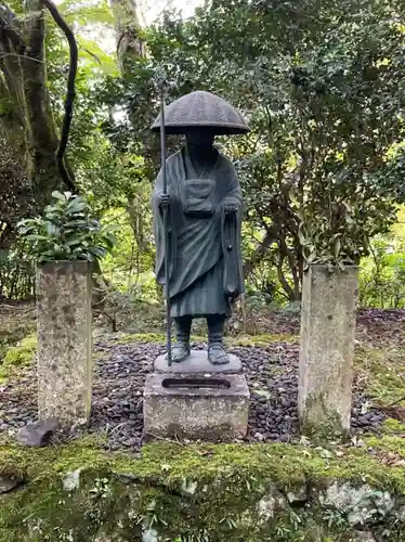 金蔵寺の像