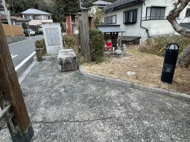 地蔵(水口宿東見附跡)の{uncategorized: "未分類", other: "その他", undefined: "問題あり", building: "その他建物", grave: "お墓", sacred_gate: "鳥居", guardian: "狛犬", statue: "像", buddha: "仏像", history: "歴史", nature: "自然", garden: "庭園", animal: "動物", pagoda: "塔", temizu: "手水舎", mountain_gate: "山門・神門", sanctuary: "本殿・本堂", subordinate: "末社・摂社", art: "芸術", scenery: "景色", jizo: "地蔵", ema: "絵馬", goshuin: "御朱印", omikuji: "おみくじ", items: "授与品その他", amulet: "お守り", goshuincho: "御朱印帳", eats: "食事", festival: "お祭り", votive_dance: "神楽", shichigosan: "七五三参", wedding: "結婚式", experience: "体験その他", initially: "初詣", around: "周辺", anti_infection: "感染症対策"}