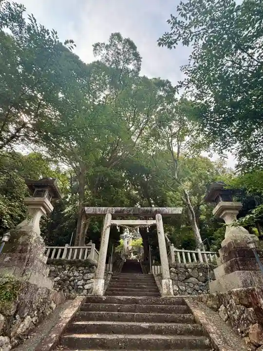 須佐神社の{uncategorized: "未分類", other: "その他", undefined: "問題あり", building: "その他建物", grave: "お墓", sacred_gate: "鳥居", guardian: "狛犬", statue: "像", buddha: "仏像", history: "歴史", nature: "自然", garden: "庭園", animal: "動物", pagoda: "塔", temizu: "手水舎", mountain_gate: "山門・神門", sanctuary: "本殿・本堂", subordinate: "末社・摂社", art: "芸術", scenery: "景色", jizo: "地蔵", ema: "絵馬", goshuin: "御朱印", omikuji: "おみくじ", items: "授与品その他", amulet: "お守り", goshuincho: "御朱印帳", eats: "食事", festival: "お祭り", votive_dance: "神楽", shichigosan: "七五三参", wedding: "結婚式", experience: "体験その他", initially: "初詣", around: "周辺", anti_infection: "感染症対策"}