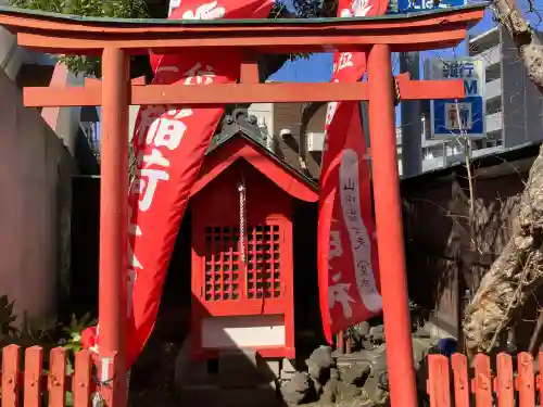 稲荷社の{uncategorized: "未分類", other: "その他", undefined: "問題あり", building: "その他建物", grave: "お墓", sacred_gate: "鳥居", guardian: "狛犬", statue: "像", buddha: "仏像", history: "歴史", nature: "自然", garden: "庭園", animal: "動物", pagoda: "塔", temizu: "手水舎", mountain_gate: "山門・神門", sanctuary: "本殿・本堂", subordinate: "末社・摂社", art: "芸術", scenery: "景色", jizo: "地蔵", ema: "絵馬", goshuin: "御朱印", omikuji: "おみくじ", items: "授与品その他", amulet: "お守り", goshuincho: "御朱印帳", eats: "食事", festival: "お祭り", votive_dance: "神楽", shichigosan: "七五三参", wedding: "結婚式", experience: "体験その他", initially: "初詣", around: "周辺", anti_infection: "感染症対策"}