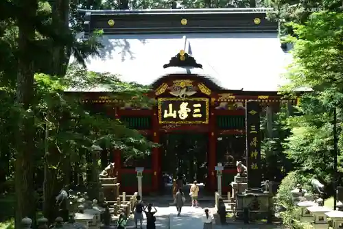 三峯神社の山門