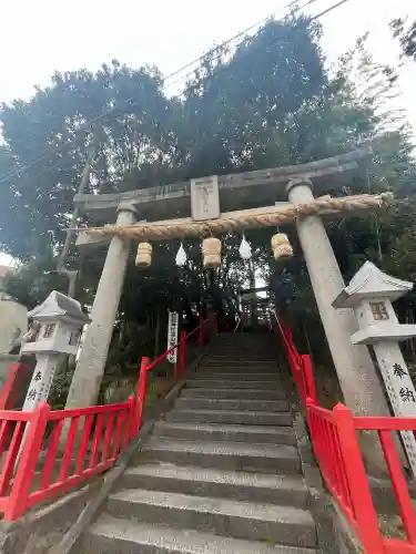 三蔵稲荷神社の{uncategorized: "未分類", other: "その他", undefined: "問題あり", building: "その他建物", grave: "お墓", sacred_gate: "鳥居", guardian: "狛犬", statue: "像", buddha: "仏像", history: "歴史", nature: "自然", garden: "庭園", animal: "動物", pagoda: "塔", temizu: "手水舎", mountain_gate: "山門・神門", sanctuary: "本殿・本堂", subordinate: "末社・摂社", art: "芸術", scenery: "景色", jizo: "地蔵", ema: "絵馬", goshuin: "御朱印", omikuji: "おみくじ", items: "授与品その他", amulet: "お守り", goshuincho: "御朱印帳", eats: "食事", festival: "お祭り", votive_dance: "神楽", shichigosan: "七五三参", wedding: "結婚式", experience: "体験その他", initially: "初詣", around: "周辺", anti_infection: "感染症対策"}
