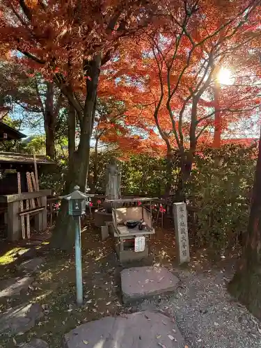 深大寺の{uncategorized: "未分類", other: "その他", undefined: "問題あり", building: "その他建物", grave: "お墓", sacred_gate: "鳥居", guardian: "狛犬", statue: "像", buddha: "仏像", history: "歴史", nature: "自然", garden: "庭園", animal: "動物", pagoda: "塔", temizu: "手水舎", mountain_gate: "山門・神門", sanctuary: "本殿・本堂", subordinate: "末社・摂社", art: "芸術", scenery: "景色", jizo: "地蔵", ema: "絵馬", goshuin: "御朱印", omikuji: "おみくじ", items: "授与品その他", amulet: "お守り", goshuincho: "御朱印帳", eats: "食事", festival: "お祭り", votive_dance: "神楽", shichigosan: "七五三参", wedding: "結婚式", experience: "体験その他", initially: "初詣", around: "周辺", anti_infection: "感染症対策"}