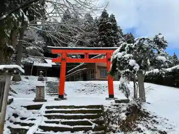 熊野神社の{uncategorized: "未分類", other: "その他", undefined: "問題あり", building: "その他建物", grave: "お墓", sacred_gate: "鳥居", guardian: "狛犬", statue: "像", buddha: "仏像", history: "歴史", nature: "自然", garden: "庭園", animal: "動物", pagoda: "塔", temizu: "手水舎", mountain_gate: "山門・神門", sanctuary: "本殿・本堂", subordinate: "末社・摂社", art: "芸術", scenery: "景色", jizo: "地蔵", ema: "絵馬", goshuin: "御朱印", omikuji: "おみくじ", items: "授与品その他", amulet: "お守り", goshuincho: "御朱印帳", eats: "食事", festival: "お祭り", votive_dance: "神楽", shichigosan: "七五三参", wedding: "結婚式", experience: "体験その他", initially: "初詣", around: "周辺", anti_infection: "感染症対策"}