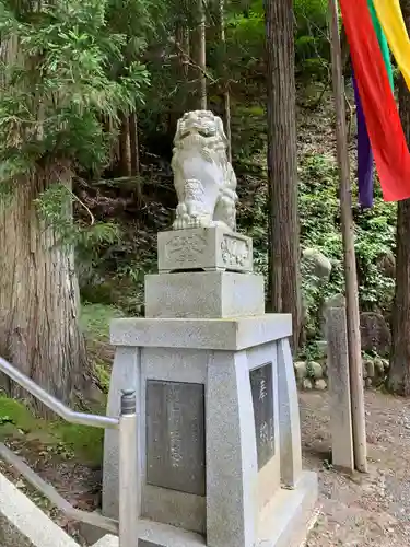 羽山神社の狛犬