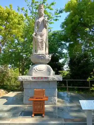 布施弁天 東海寺の{uncategorized: "未分類", other: "その他", undefined: "問題あり", building: "その他建物", grave: "お墓", sacred_gate: "鳥居", guardian: "狛犬", statue: "像", buddha: "仏像", history: "歴史", nature: "自然", garden: "庭園", animal: "動物", pagoda: "塔", temizu: "手水舎", mountain_gate: "山門・神門", sanctuary: "本殿・本堂", subordinate: "末社・摂社", art: "芸術", scenery: "景色", jizo: "地蔵", ema: "絵馬", goshuin: "御朱印", omikuji: "おみくじ", items: "授与品その他", amulet: "お守り", goshuincho: "御朱印帳", eats: "食事", festival: "お祭り", votive_dance: "神楽", shichigosan: "七五三参", wedding: "結婚式", experience: "体験その他", initially: "初詣", around: "周辺", anti_infection: "感染症対策"}
