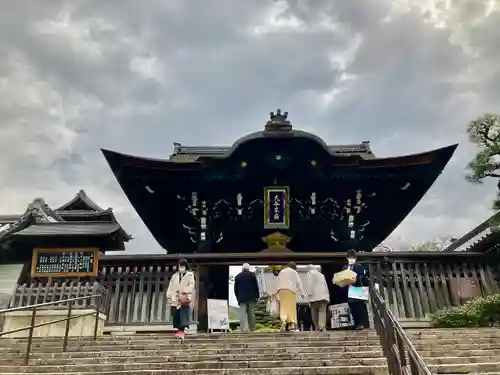 大谷本廟の山門・神門