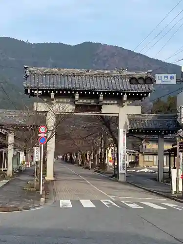 華厳寺の山門