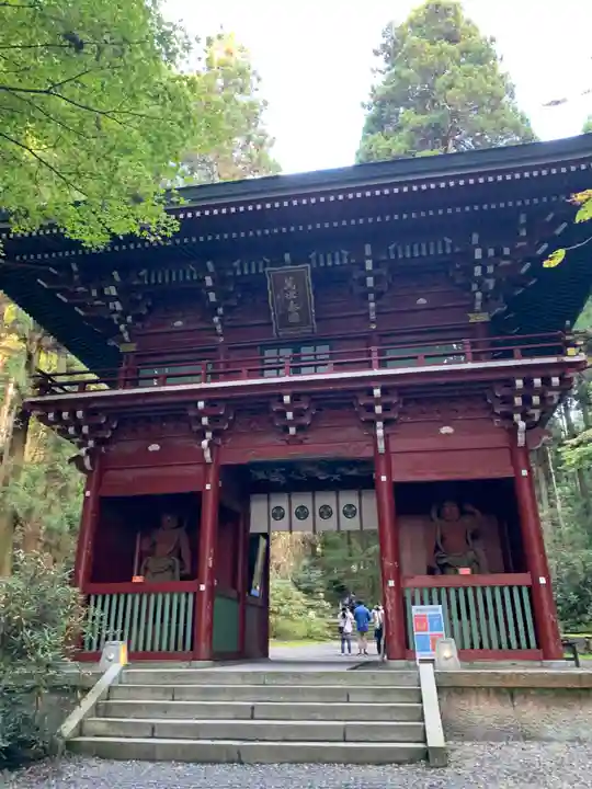 御岩神社の山門・神門