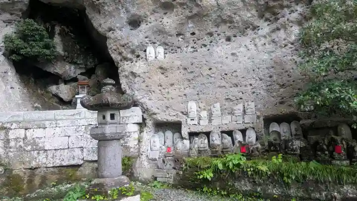 大谷寺の{uncategorized: "未分類", other: "その他", undefined: "問題あり", building: "その他建物", grave: "お墓", sacred_gate: "鳥居", guardian: "狛犬", statue: "像", buddha: "仏像", history: "歴史", nature: "自然", garden: "庭園", animal: "動物", pagoda: "塔", temizu: "手水舎", mountain_gate: "山門・神門", sanctuary: "本殿・本堂", subordinate: "末社・摂社", art: "芸術", scenery: "景色", jizo: "地蔵", ema: "絵馬", goshuin: "御朱印", omikuji: "おみくじ", items: "授与品その他", amulet: "お守り", goshuincho: "御朱印帳", eats: "食事", festival: "お祭り", votive_dance: "神楽", shichigosan: "七五三参", wedding: "結婚式", experience: "体験その他", initially: "初詣", around: "周辺", anti_infection: "感染症対策"}
