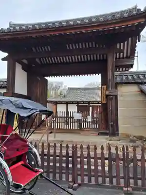 新薬師寺の山門・神門