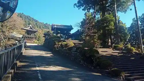 久遠寺の山門