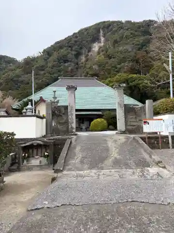大聖院(高塚不動尊)の{uncategorized: "未分類", other: "その他", undefined: "問題あり", building: "その他建物", grave: "お墓", sacred_gate: "鳥居", guardian: "狛犬", statue: "像", buddha: "仏像", history: "歴史", nature: "自然", garden: "庭園", animal: "動物", pagoda: "塔", temizu: "手水舎", mountain_gate: "山門・神門", sanctuary: "本殿・本堂", subordinate: "末社・摂社", art: "芸術", scenery: "景色", jizo: "地蔵", ema: "絵馬", goshuin: "御朱印", omikuji: "おみくじ", items: "授与品その他", amulet: "お守り", goshuincho: "御朱印帳", eats: "食事", festival: "お祭り", votive_dance: "神楽", shichigosan: "七五三参", wedding: "結婚式", experience: "体験その他", initially: "初詣", around: "周辺", anti_infection: "感染症対策"}