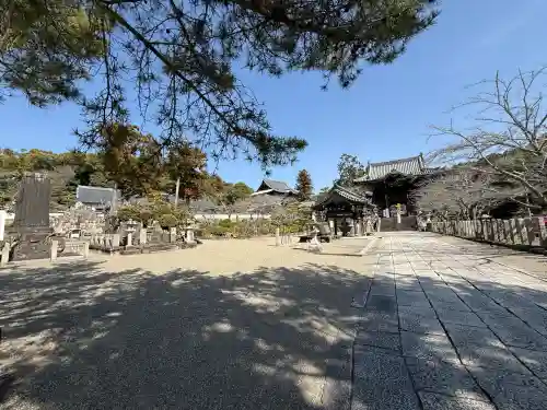 粉河寺の{uncategorized: "未分類", other: "その他", undefined: "問題あり", building: "その他建物", grave: "お墓", sacred_gate: "鳥居", guardian: "狛犬", statue: "像", buddha: "仏像", history: "歴史", nature: "自然", garden: "庭園", animal: "動物", pagoda: "塔", temizu: "手水舎", mountain_gate: "山門・神門", sanctuary: "本殿・本堂", subordinate: "末社・摂社", art: "芸術", scenery: "景色", jizo: "地蔵", ema: "絵馬", goshuin: "御朱印", omikuji: "おみくじ", items: "授与品その他", amulet: "お守り", goshuincho: "御朱印帳", eats: "食事", festival: "お祭り", votive_dance: "神楽", shichigosan: "七五三参", wedding: "結婚式", experience: "体験その他", initially: "初詣", around: "周辺", anti_infection: "感染症対策"}