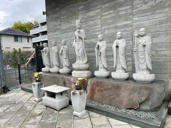 真弘寺の{uncategorized: "未分類", other: "その他", undefined: "問題あり", building: "その他建物", grave: "お墓", sacred_gate: "鳥居", guardian: "狛犬", statue: "像", buddha: "仏像", history: "歴史", nature: "自然", garden: "庭園", animal: "動物", pagoda: "塔", temizu: "手水舎", mountain_gate: "山門・神門", sanctuary: "本殿・本堂", subordinate: "末社・摂社", art: "芸術", scenery: "景色", jizo: "地蔵", ema: "絵馬", goshuin: "御朱印", omikuji: "おみくじ", items: "授与品その他", amulet: "お守り", goshuincho: "御朱印帳", eats: "食事", festival: "お祭り", votive_dance: "神楽", shichigosan: "七五三参", wedding: "結婚式", experience: "体験その他", initially: "初詣", around: "周辺", anti_infection: "感染症対策"}