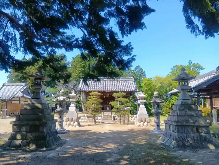 神明神社の{uncategorized: "未分類", other: "その他", undefined: "問題あり", building: "その他建物", grave: "お墓", sacred_gate: "鳥居", guardian: "狛犬", statue: "像", buddha: "仏像", history: "歴史", nature: "自然", garden: "庭園", animal: "動物", pagoda: "塔", temizu: "手水舎", mountain_gate: "山門・神門", sanctuary: "本殿・本堂", subordinate: "末社・摂社", art: "芸術", scenery: "景色", jizo: "地蔵", ema: "絵馬", goshuin: "御朱印", omikuji: "おみくじ", items: "授与品その他", amulet: "お守り", goshuincho: "御朱印帳", eats: "食事", festival: "お祭り", votive_dance: "神楽", shichigosan: "七五三参", wedding: "結婚式", experience: "体験その他", initially: "初詣", around: "周辺", anti_infection: "感染症対策"}