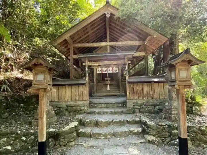丹生神社(丹生川上神社中社摂社)の{uncategorized: "未分類", other: "その他", undefined: "問題あり", building: "その他建物", grave: "お墓", sacred_gate: "鳥居", guardian: "狛犬", statue: "像", buddha: "仏像", history: "歴史", nature: "自然", garden: "庭園", animal: "動物", pagoda: "塔", temizu: "手水舎", mountain_gate: "山門・神門", sanctuary: "本殿・本堂", subordinate: "末社・摂社", art: "芸術", scenery: "景色", jizo: "地蔵", ema: "絵馬", goshuin: "御朱印", omikuji: "おみくじ", items: "授与品その他", amulet: "お守り", goshuincho: "御朱印帳", eats: "食事", festival: "お祭り", votive_dance: "神楽", shichigosan: "七五三参", wedding: "結婚式", experience: "体験その他", initially: "初詣", around: "周辺", anti_infection: "感染症対策"}
