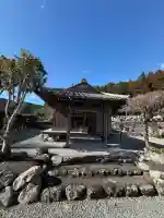 汲泉寺の{uncategorized: "未分類", other: "その他", undefined: "問題あり", building: "その他建物", grave: "お墓", sacred_gate: "鳥居", guardian: "狛犬", statue: "像", buddha: "仏像", history: "歴史", nature: "自然", garden: "庭園", animal: "動物", pagoda: "塔", temizu: "手水舎", mountain_gate: "山門・神門", sanctuary: "本殿・本堂", subordinate: "末社・摂社", art: "芸術", scenery: "景色", jizo: "地蔵", ema: "絵馬", goshuin: "御朱印", omikuji: "おみくじ", items: "授与品その他", amulet: "お守り", goshuincho: "御朱印帳", eats: "食事", festival: "お祭り", votive_dance: "神楽", shichigosan: "七五三参", wedding: "結婚式", experience: "体験その他", initially: "初詣", around: "周辺", anti_infection: "感染症対策"}